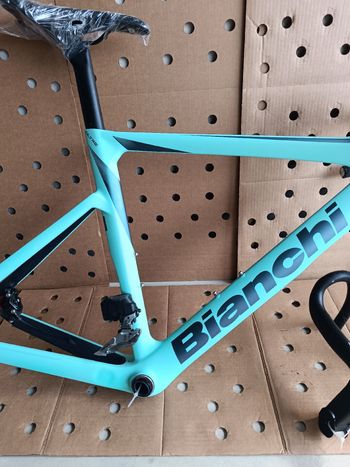 Used Bianchi Oltre Race 105 2023 Frameset 2023 Road & Gravel — image 3 of 35