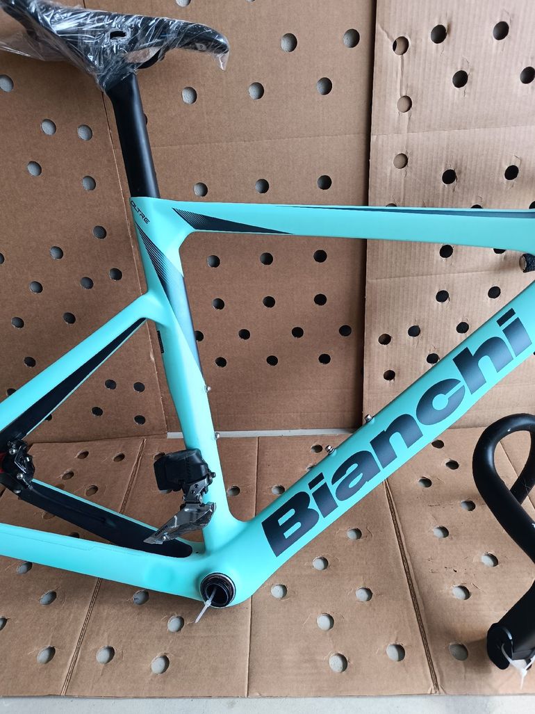 Used Bianchi Oltre Race 105 2023 Frameset 2023 Road & Gravel — image 3 of 35