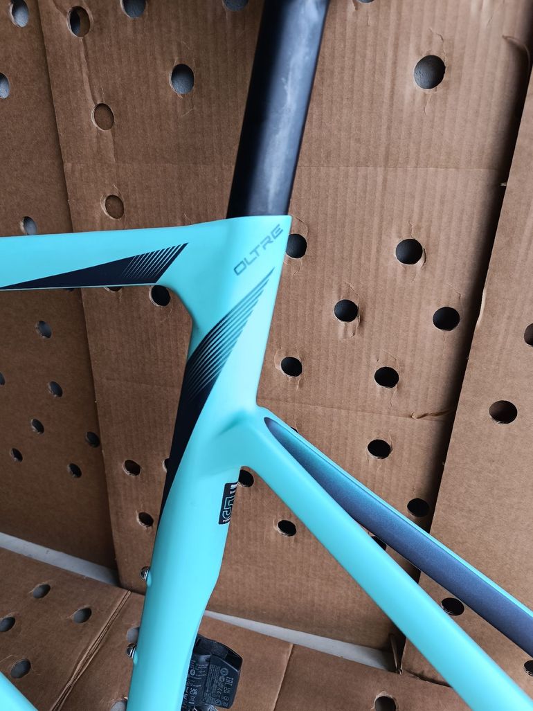 Used Bianchi Oltre Race 105 2023 Frameset 2023 Road & Gravel — image 30 of 35