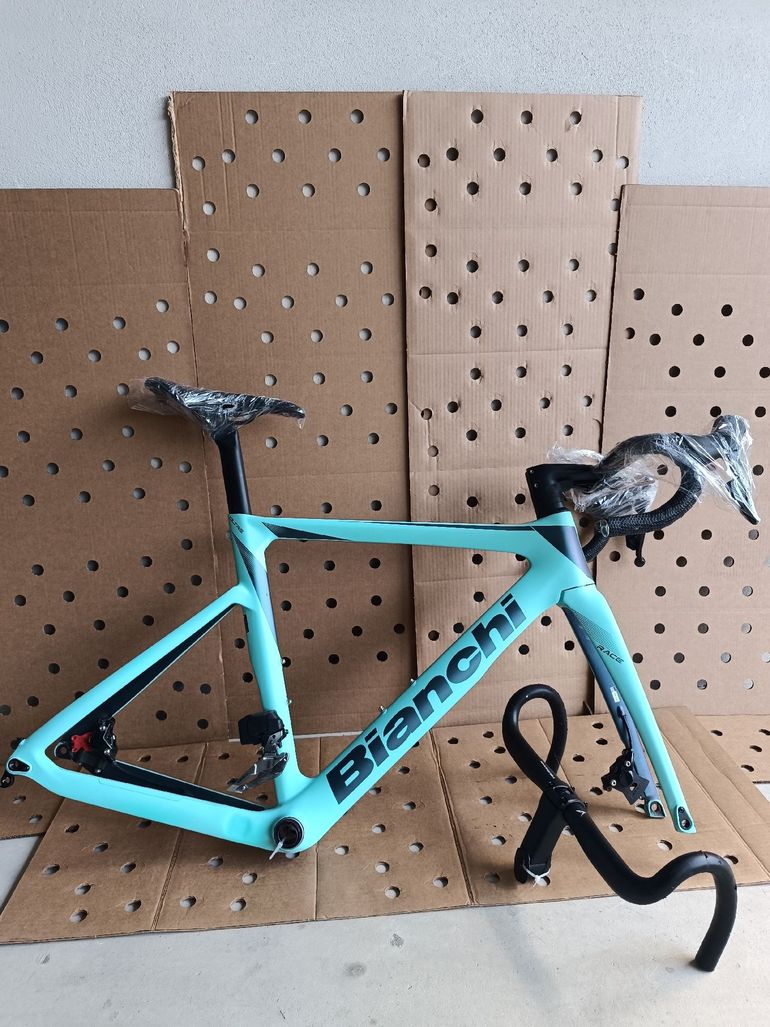 Used Bianchi Oltre Race 105 2023 Frameset 2023 Road & Gravel — image 1 of 35