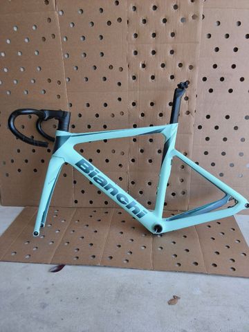 Tweedehands Bianchi Oltre Race 105 2023 Frameset 2023 Road & Gravel — afbeelding 1 van 48