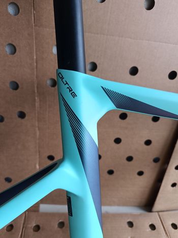 Used Bianchi Oltre Race 105 2023 Frameset 2023 Road & Gravel — image 5 of 35