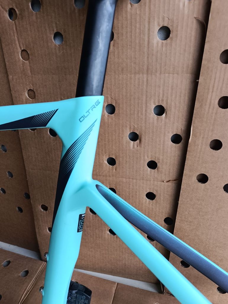 Used Bianchi Oltre Race 105 2023 Frameset 2023 Road & Gravel — image 31 of 35