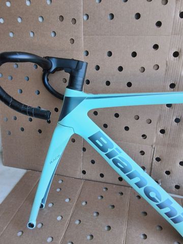 Tweedehands Bianchi Oltre Race 105 2023 Frameset 2023 Road & Gravel — afbeelding 3 van 48