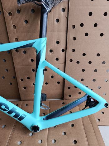 Used Bianchi Oltre Race 105 2023 Frameset 2023 Road & Gravel — image 25 of 35