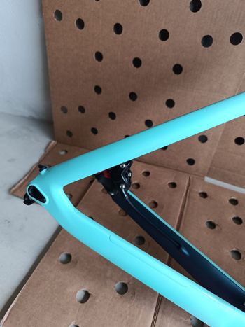 Used Bianchi Oltre Race 105 2023 Frameset 2023 Road & Gravel — image 6 of 35