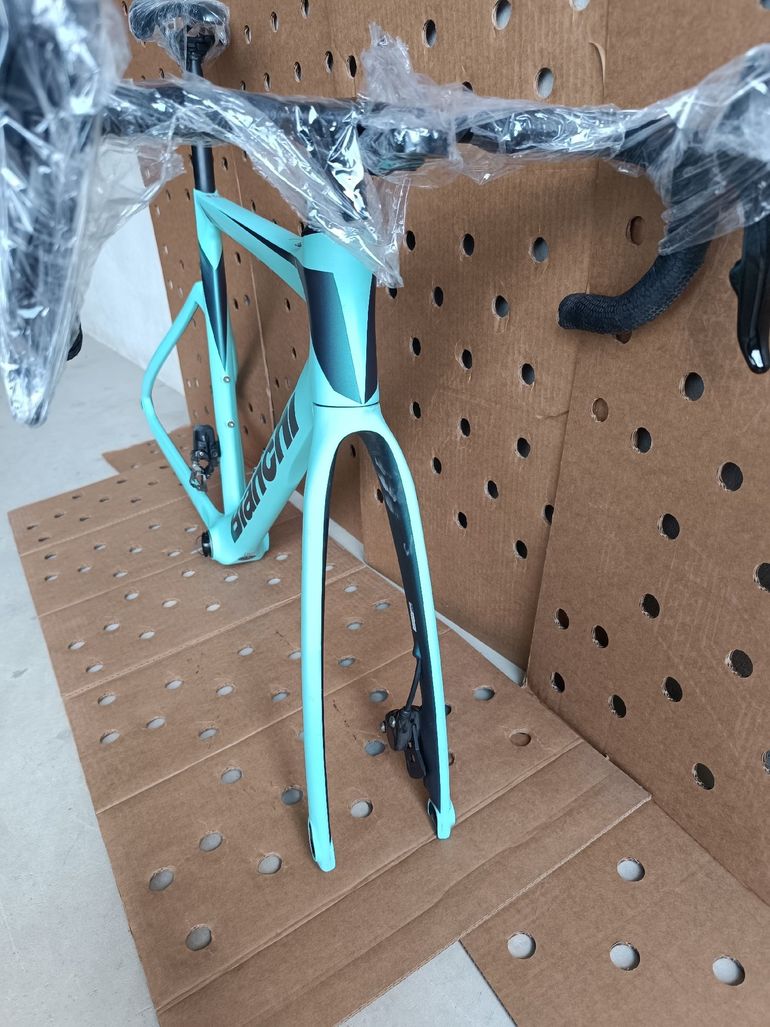 Used Bianchi Oltre Race 105 2023 Frameset 2023 Road & Gravel — image 28 of 35