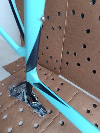 Used Bianchi Oltre Race 105 2023 Frameset 2023 Road & Gravel — image 21 of 35