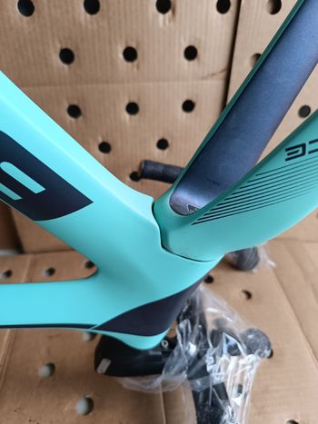 Used Bianchi Oltre Race 105 2023 Frameset 2023 Road & Gravel — image 23 of 35