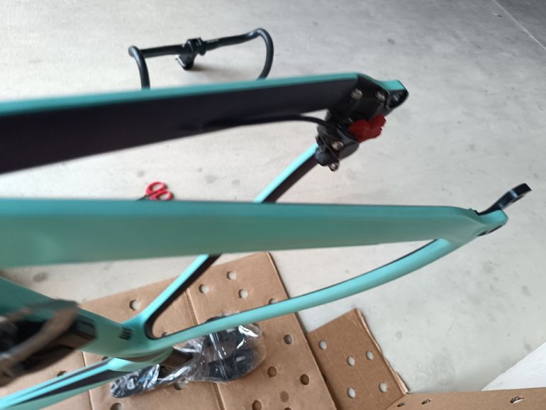 Used Bianchi Oltre Race 105 2023 Frameset 2023 Road & Gravel — image 20 of 35
