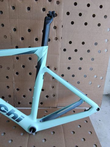Tweedehands Bianchi Oltre Race 105 2023 Frameset 2023 Road & Gravel — afbeelding 18 van 48