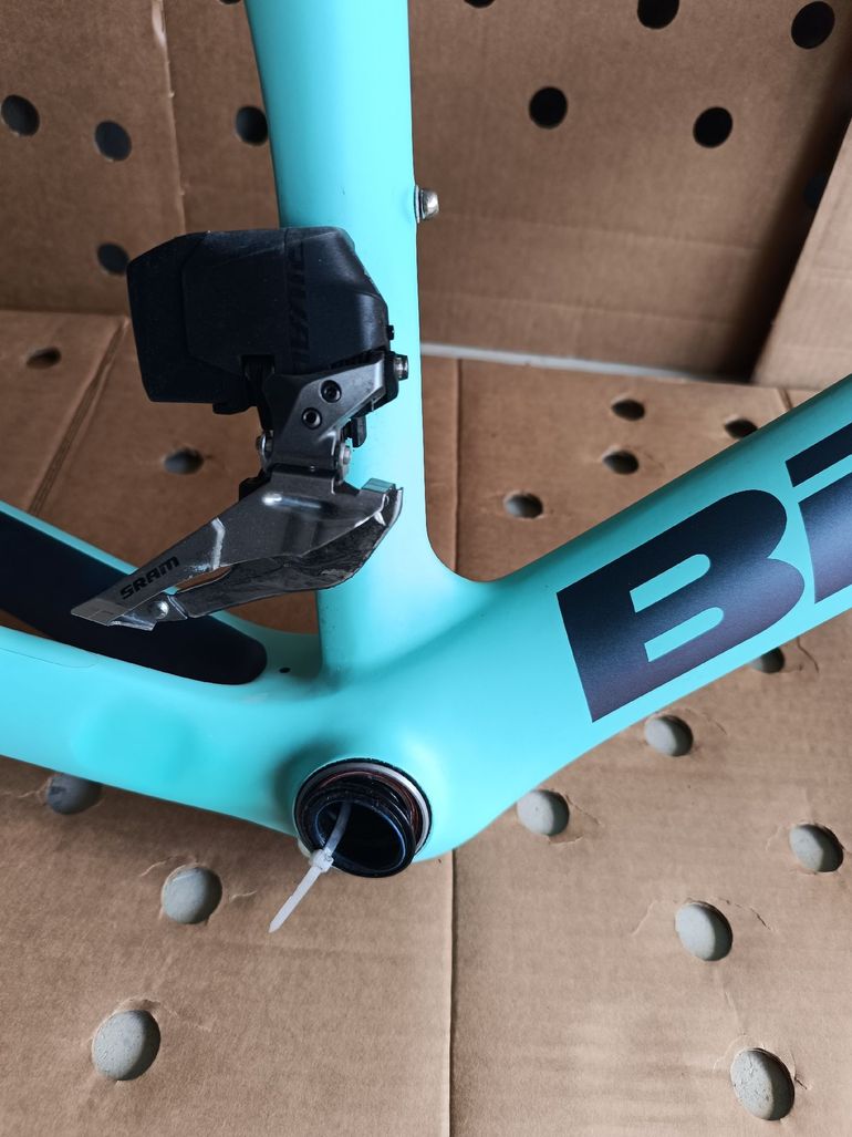 Used Bianchi Oltre Race 105 2023 Frameset 2023 Road & Gravel — image 7 of 35