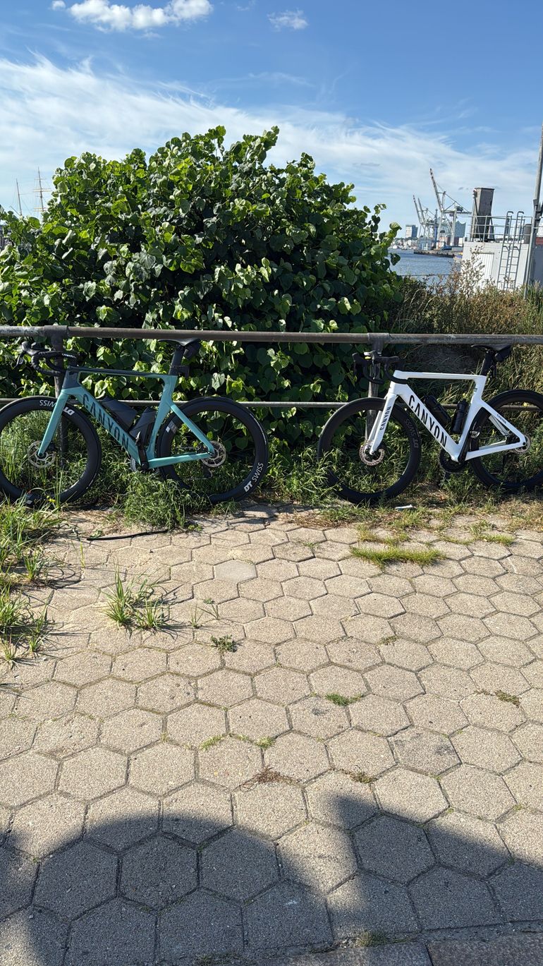 Used Canyon Aeroad CF SLX 7 eTap 2024 2024 Road & Gravel, Blau — image 3 of 9