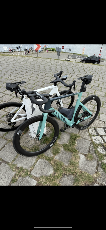 Canyon Aeroad CF SLX 7 eTap 2024 2024 Road & Gravel usato, Blu — immagine 7 di 9