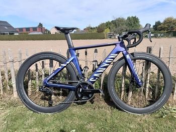 Used Canyon Aeroad CFR AXS 2023 2023 Road & Gravel, Violett — image 1 of 16