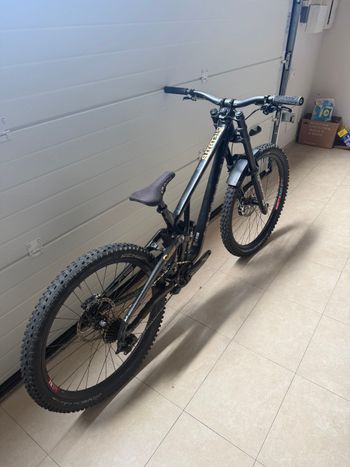 Used Commencal Commencal Supreme V5 2023 2023 Mountainbike — image 2 of 3