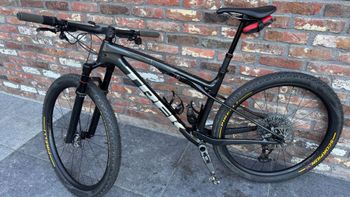 Used Trek Supercaliber 9.8 GX AXS 2023 2023 Mountainbike, Negro — image 2 of 6