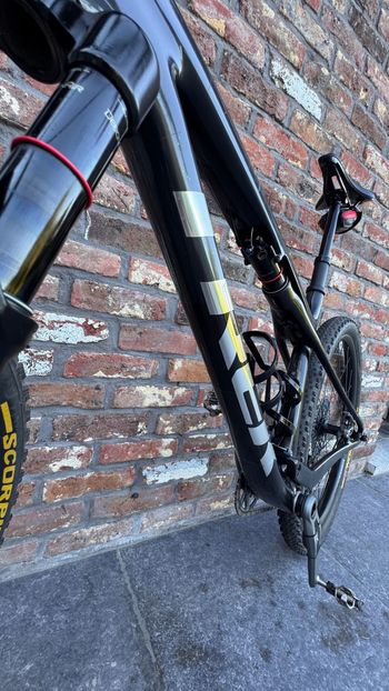 Used Trek Supercaliber 9.8 GX AXS 2023 2023 Mountainbike, Negro — image 4 of 6