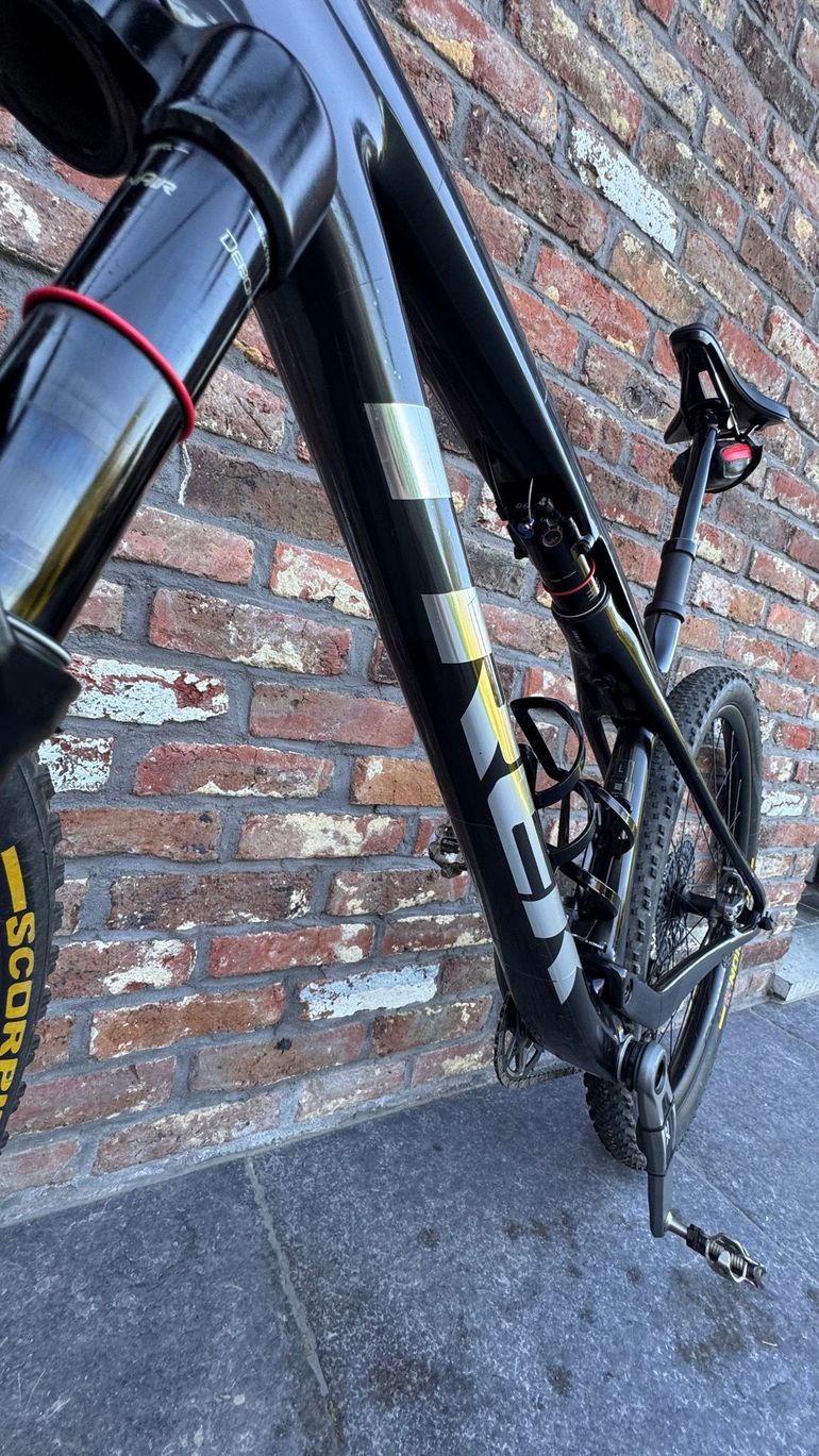 Used Trek Supercaliber 9.8 GX AXS 2023 2023 Mountainbike, Negro — image 4 of 6