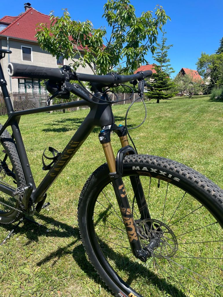 Used Canyon Exceed CF SLX 9 2022 2022 Mountainbike, Negro — image 3 of 5
