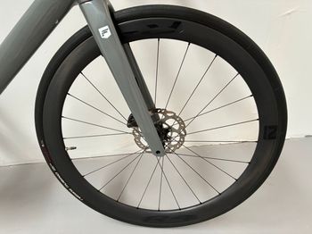 Used Focus IZALCO MAX 8.9 2024 2024 Road & Gravel, Light Gray — image 11 of 12