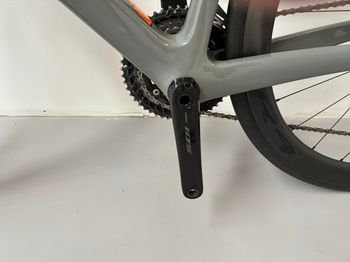 Used Focus IZALCO MAX 8.9 2024 2024 Road & Gravel, Light Gray — image 8 of 12