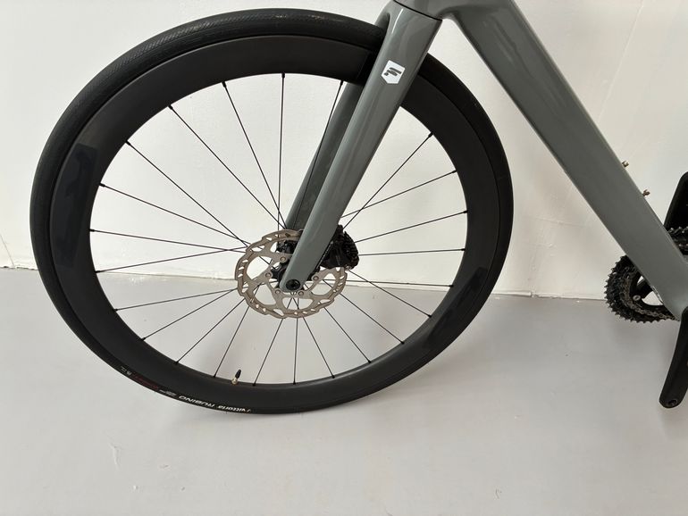 Used Focus IZALCO MAX 8.9 2024 2024 Road & Gravel, Light Gray — image 7 of 12