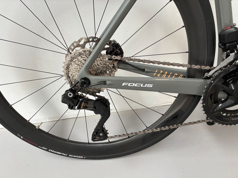 Used Focus IZALCO MAX 8.9 2024 2024 Road & Gravel, Light Gray — image 3 of 12