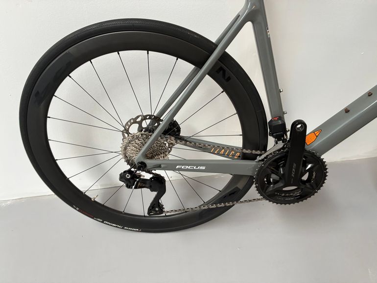 Used Focus IZALCO MAX 8.9 2024 2024 Road & Gravel, Light Gray — image 2 of 12