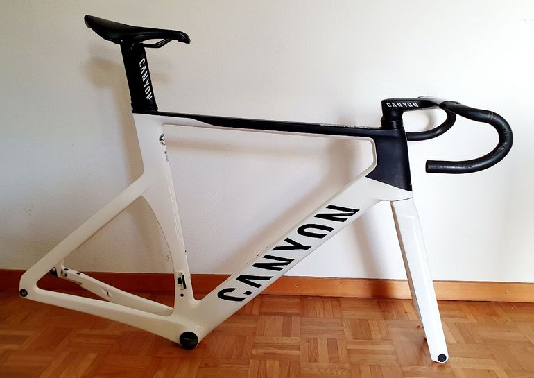 Used Canyon Aeroad CF SLX 8 Disc Di2 2022 Frameset 2022 Road & Gravel — image 3 of 4