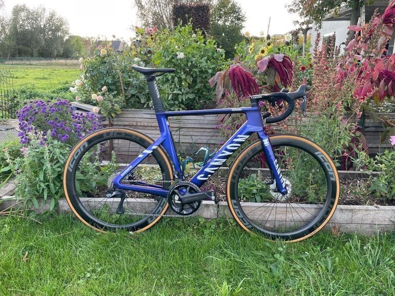 Used Canyon Aeroad CF SLX 8 Di2 2024 2024 Road & Gravel, Violett — image 1 of 12