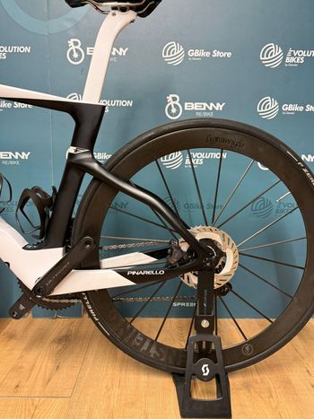 Pinarello Dogma F Disc Ultegra Di2 / Lightweight 2023 Road & Gravel de segunda mano, Blanco — imagen 12 de 14
