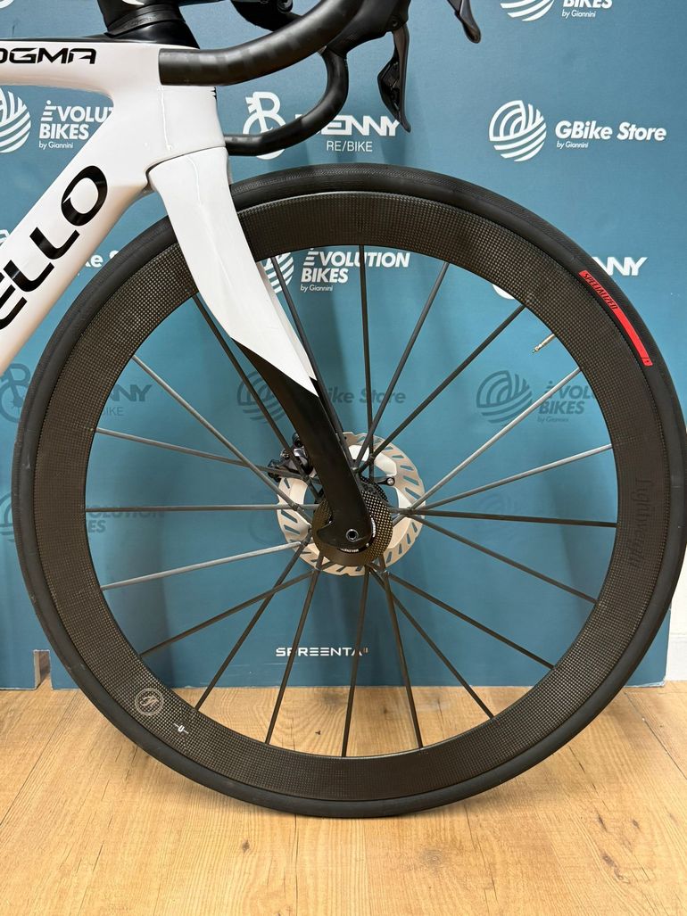 Pinarello Dogma F Disc Ultegra Di2 / Lightweight 2023 Road & Gravel de segunda mano, Blanco — imagen 7 de 14