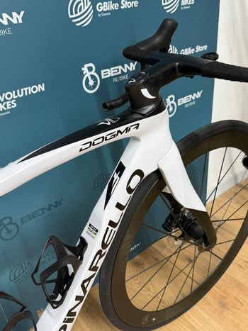 Pinarello Dogma F Disc Ultegra Di2 / Lightweight 2023 Road & Gravel de segunda mano, Blanco — imagen 9 de 14