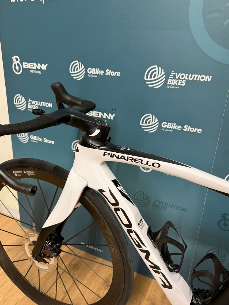 Pinarello Dogma F Disc Ultegra Di2 / Lightweight 2023 Road & Gravel de segunda mano, Blanco — imagen 13 de 14