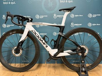Pinarello Dogma F Disc Ultegra Di2 / Lightweight 2023 Road & Gravel de segunda mano, Blanco — imagen 11 de 14