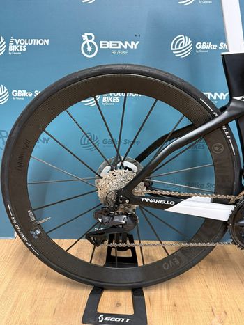 Pinarello Dogma F Disc Ultegra Di2 / Lightweight 2023 Road & Gravel de segunda mano, Blanco — imagen 2 de 14