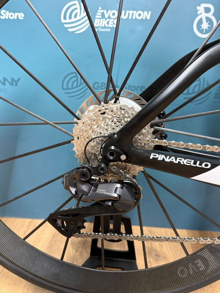 Pinarello Dogma F Disc Ultegra Di2 / Lightweight 2023 Road & Gravel de segunda mano, Blanco — imagen 3 de 14