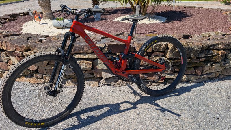 Used Specialized Enduro Comp 2022 2022 Mountainbike, Red — image 2 of 3