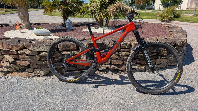 Used Specialized Enduro Comp 2022 2022 Mountainbike, Red — image 1 of 3