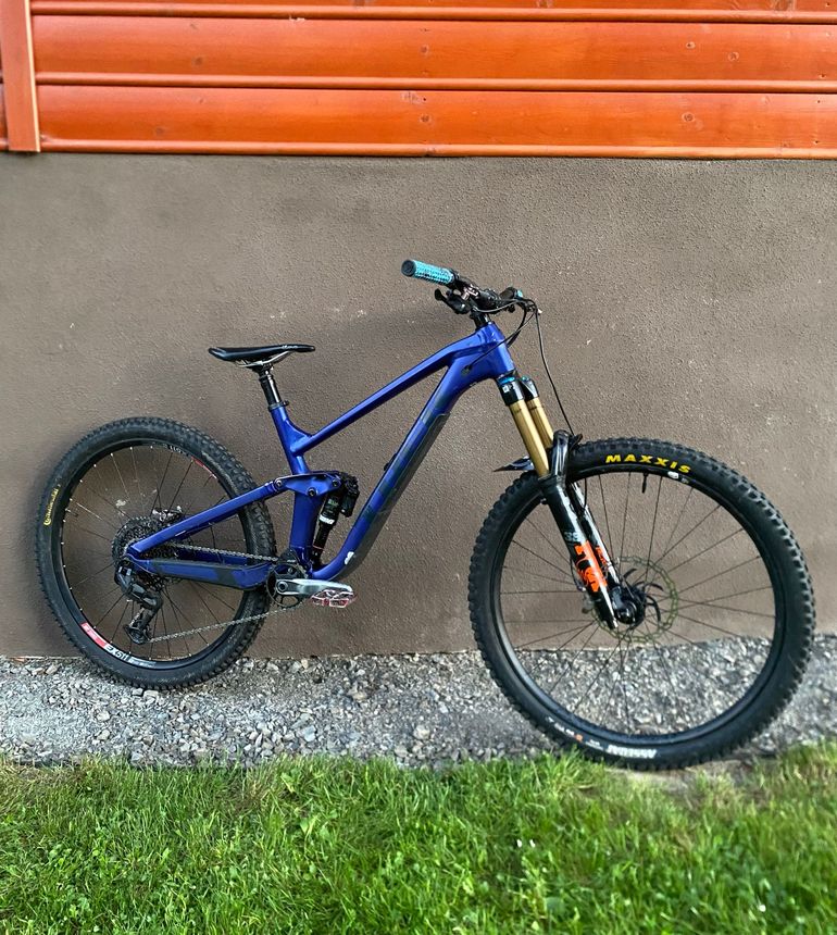 Used Trek Slash 8 Gen 5 2023 2023 Mountainbike — image 1 of 12