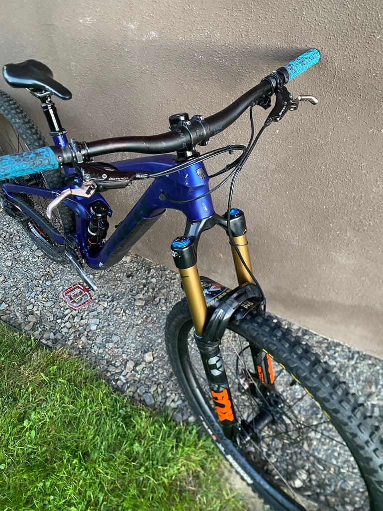 Used Trek Slash 8 Gen 5 2023 2023 Mountainbike — image 2 of 12