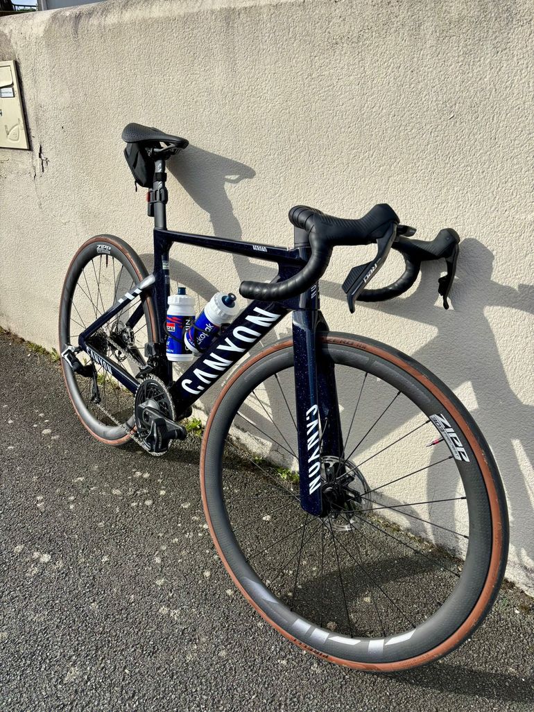 Used Canyon Aeroad CFR AXS 2025 2025 Road & Gravel, Blau — image 3 of 3