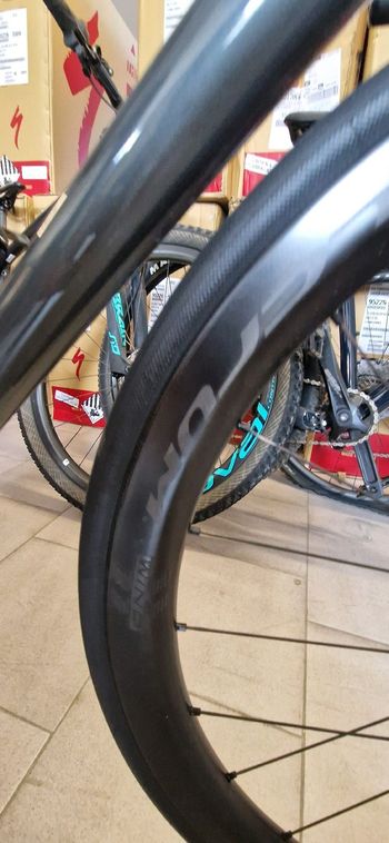 Used Specialized Aethos Sport - Shimano 105 2025 2025 Road & Gravel, Light Gray — image 11 of 27