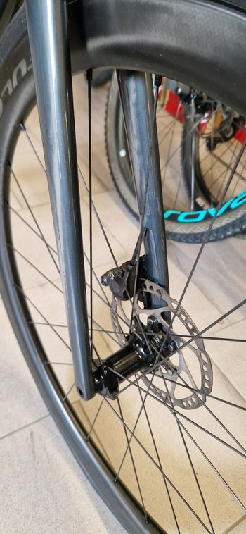 Used Specialized Aethos Sport - Shimano 105 2025 2025 Road & Gravel, Light Gray — image 18 of 27