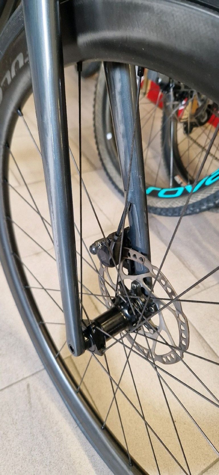 Used Specialized Aethos Sport - Shimano 105 2025 2025 Road & Gravel, Light Gray — image 18 of 27