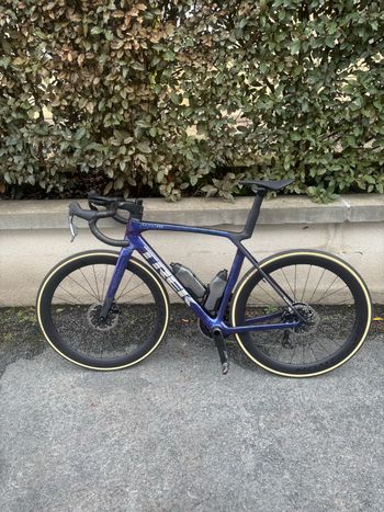 Used Trek Madone SLR 7 AXS Gen 8 2027 2027 Road & Gravel, Violett — image 2 of 9
