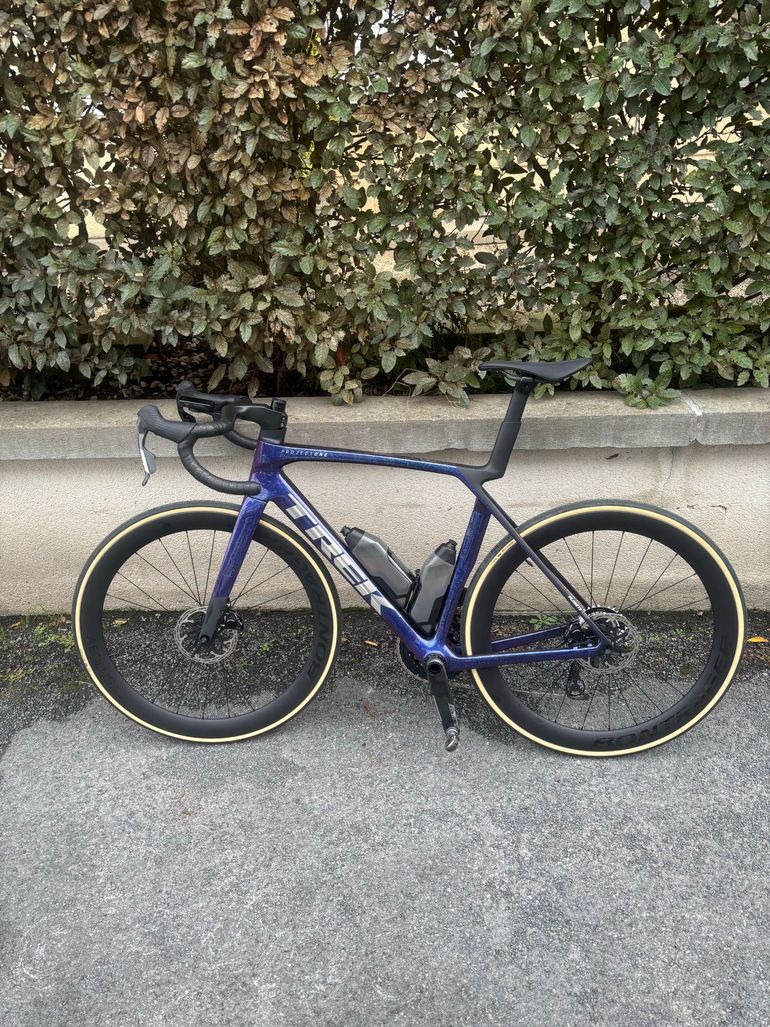 Used Trek Madone SLR 7 AXS Gen 8 2027 2027 Road & Gravel, Violett — image 2 of 9