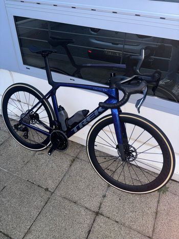 Used Trek Madone SLR 7 AXS Gen 8 2027 2027 Road & Gravel, Violett — image 9 of 9