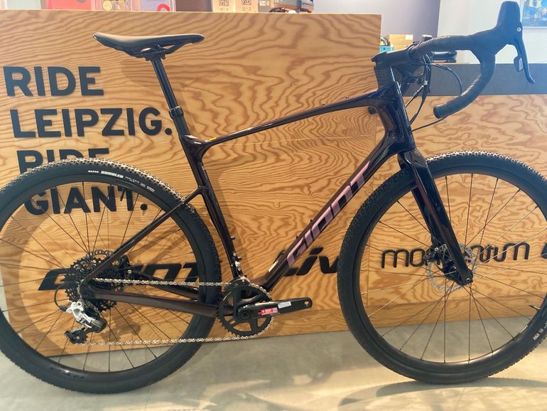 Used Giant Revolt Advanced 1 2023 2023 Road & Gravel — image 1 of 9